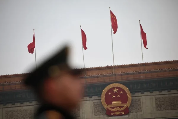 Un oficial paramilitar chino hace guardia en la Plaza de Tiananmen.