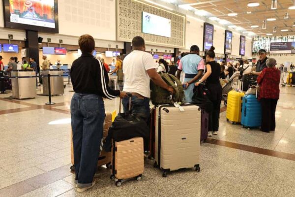 continuan-varados-algunos-pasajeros-en-el-aila-por-falla-electrica-424a6c27