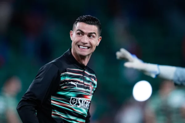 Foto del 14 de octubre del 2025, Cristiano Ronaldo sonríe durante el calentamiento antes del encuentro de Portugal ante Hungría en la eliminatoria a la Copa Mundial 2026. (AP Foto/Armando Franca, Archivo)