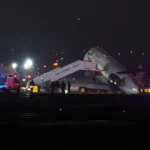 Dos pilotos fallecen en violento choque entre avión y camión de bomberos en Nueva York