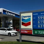 El alza de la gasolina golpea doble a quienes usan su auto para trabajar