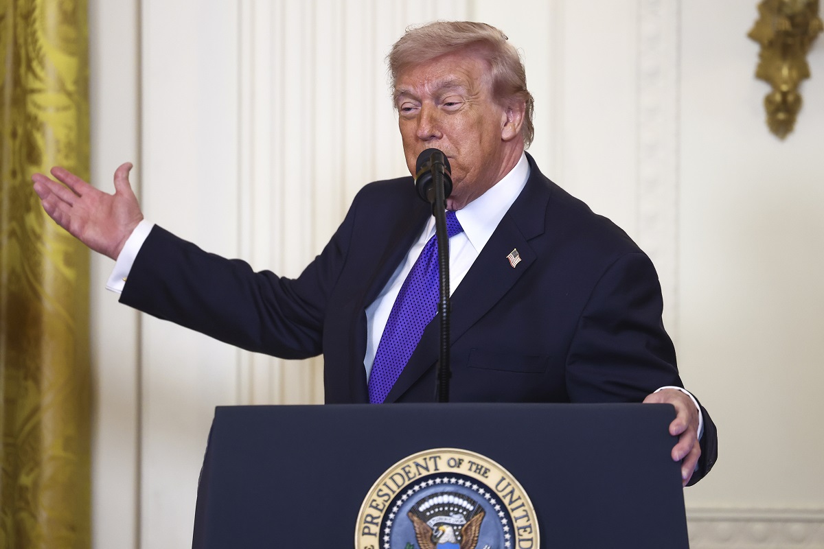 Trump dice que la “gran oleada” de ataques contra Irán no ha ocurrido pero será “pronto"