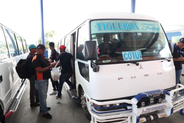 pasajeros se desplazan al interior del país por semana santa