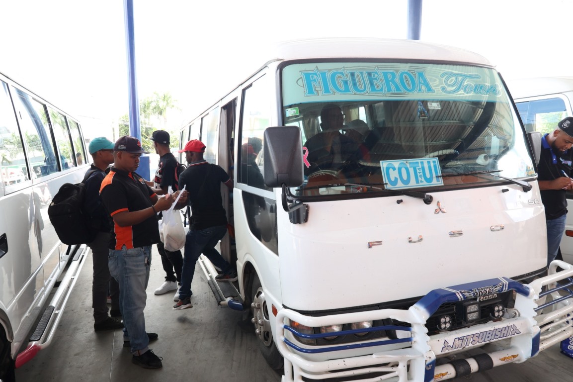 Aumenta flujo de pasajeros por Semana Santa en paradas de autobuses