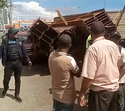Patana que cargaba vigas de acero se vuelca y genera caos en el tránsito en el km 9