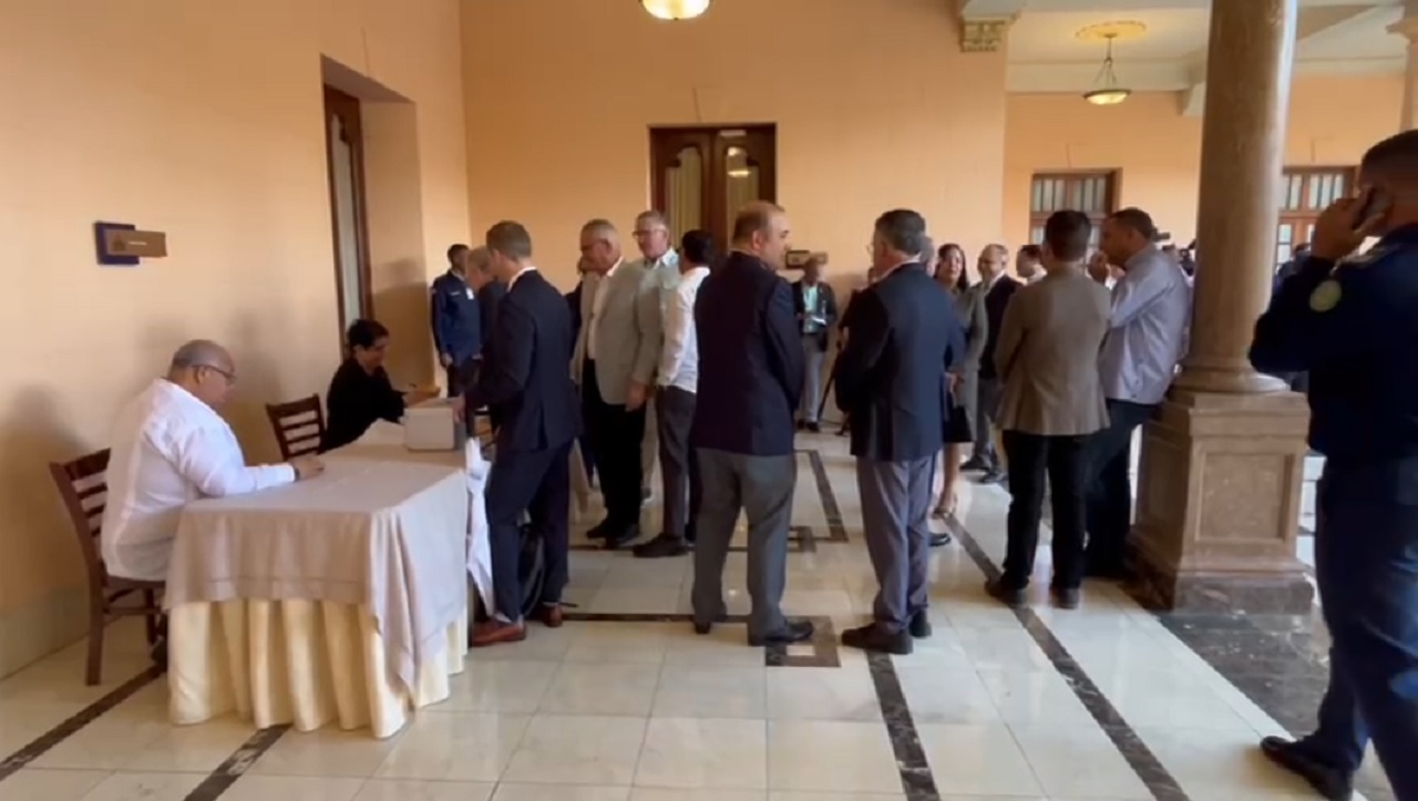 Empiezan a llegar representantes comerciales al Palacio Nacional para reunión convocada por Abinader