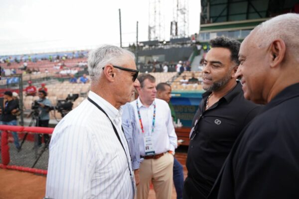 El comisionado de Grandes Ligas Rob Manfred junto a Nelson Cruz y Omar Minaya