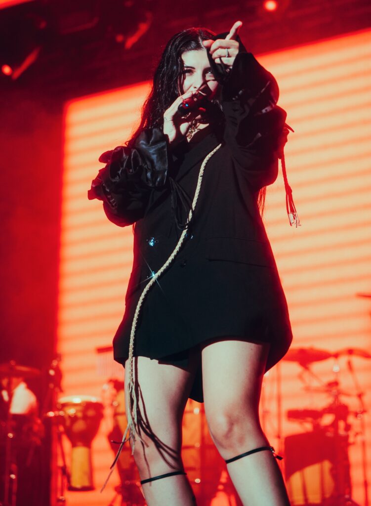 La argentina Cazzu cantó reguetón, música flolclorica argentina, merengue y bachata.