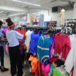 Fiebre de compras por Semana Santa: aumentan ventas de trajes de baño y artículos de playa en la Duarte