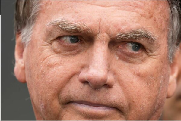 – El expresidente de Brasil, Jair Bolsonaro, a quien se le permitió temporalmente salir de su arresto domiciliario para recibir tratamiento médico, sale de un hospital en Brasilia, Brasil, el 14 de septiembre de 2025.