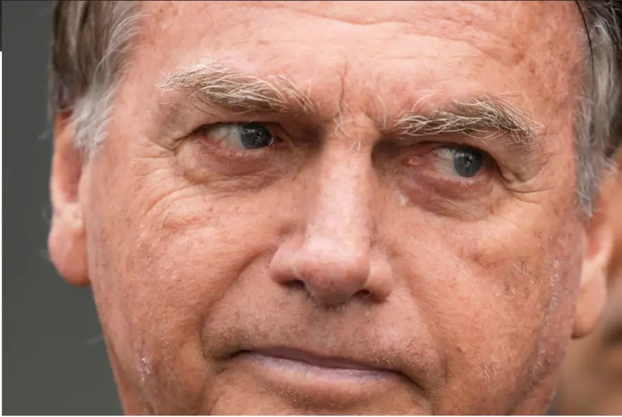 – El expresidente de Brasil, Jair Bolsonaro, a quien se le permitió temporalmente salir de su arresto domiciliario para recibir tratamiento médico, sale de un hospital en Brasilia, Brasil, el 14 de septiembre de 2025.