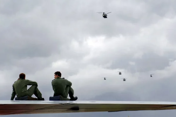 Dos militares en la sede de la Fuerza Aérea Real (RAF por sus siglas en Inglés) en Fairford.