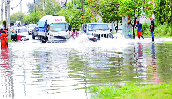 Muchas avenidas del Gran Santo Domingo amanecieron inundadas, complicando el tránsito más de lo habitual.  Elieser Tapia