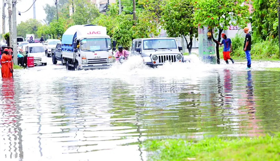 Muchas avenidas del Gran Santo Domingo amanecieron inundadas, complicando el tránsito más de lo habitual.  Elieser Tapia