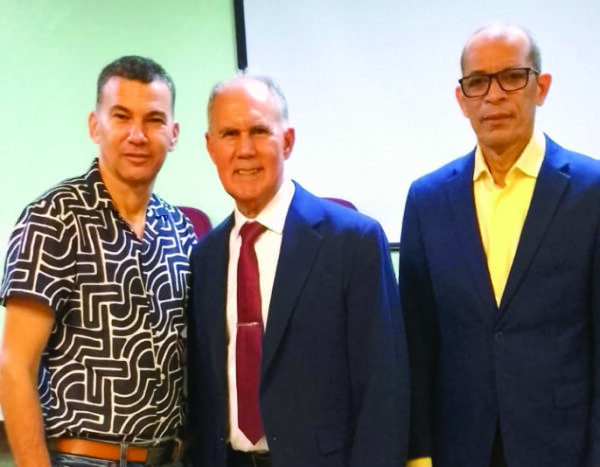 Doctor Gerineldo Maceo junto a invitados en la presentación.