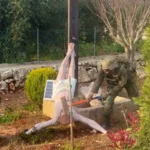 La imagen de un soldado israelí destruyendo una talla de Jesucristo en Líbano generó una ola de indignación