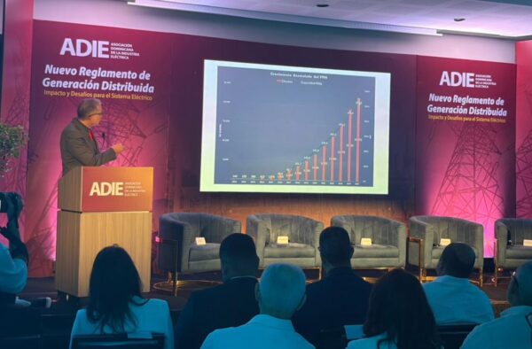 La ADIE propició un debate sobre sistemas autónomos de energía renovable en hogares.