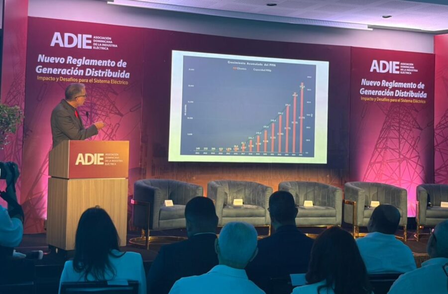 La ADIE propició un debate sobre sistemas autónomos de energía renovable en hogares.