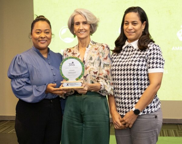 Personal de DP World con el reconocimiento.