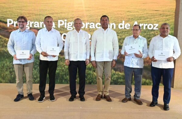 Leonardo Aguillera,  Marcos Rodríguez, presidente de Fenarroz; Francisco Espaillat Bencosme, ministro de Agricultura; Ysidro García, vicepresidente sénior de Negocios.