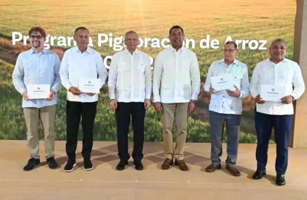 Leonardo Aguillera,  Marcos Rodríguez, presidente de Fenarroz; Francisco Espaillat Bencosme, ministro de Agricultura; Ysidro García, vicepresidente sénior de Negocios.