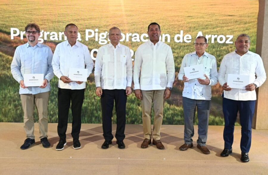 Leonardo Aguillera,  Marcos Rodríguez, presidente de Fenarroz; Francisco Espaillat Bencosme, ministro de Agricultura; Ysidro García, vicepresidente sénior de Negocios.