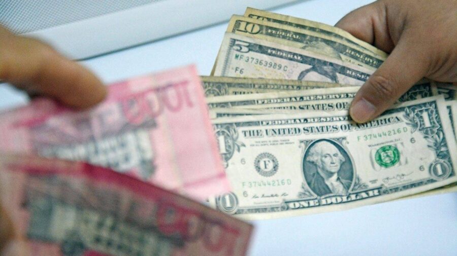 Hasta ayer la tasa la cotización de dólar para la compra es de 60.5 para la compra.