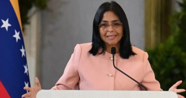 Delcy Rodríguez anuncia que incrementará los salarios.