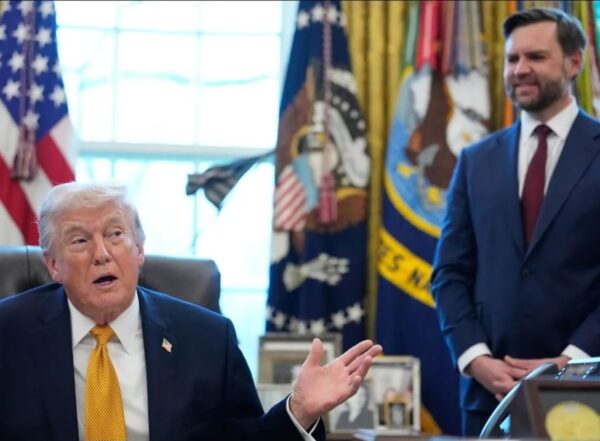 El presidente Donald Trump junto a JD Vance, quien está hoy como enviado en Pakistán.