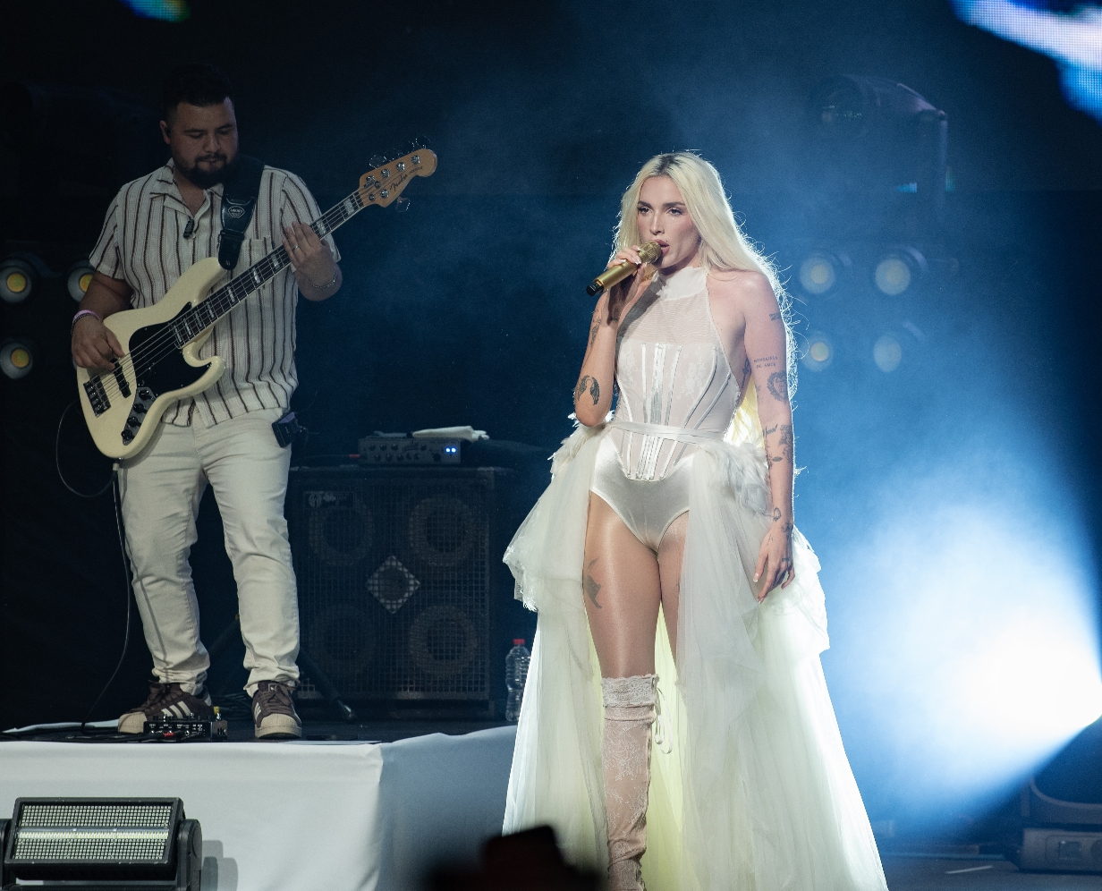 Elena Rose pasa con notas sobresalientes su primera vez en RD