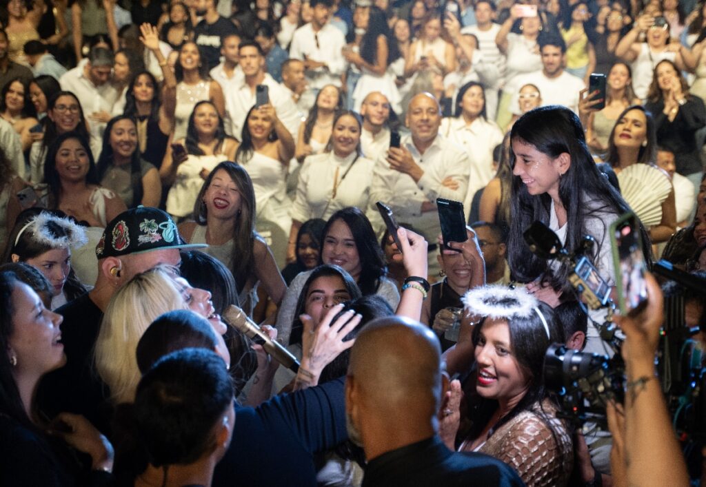 Elena Rose pasa con notas sobresalientes su primera vez en RD