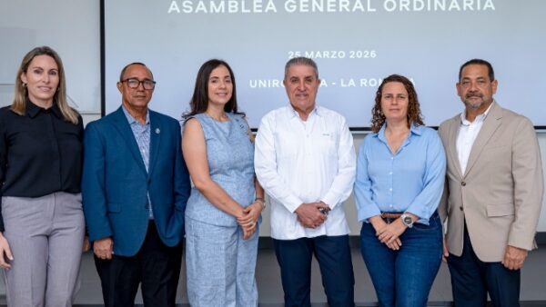 Directivos del clúster durante la asamblea.