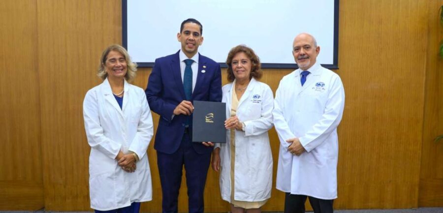 Luisa González,  Edward Guzmán,  Emma Guzmán y Víctor Pou.