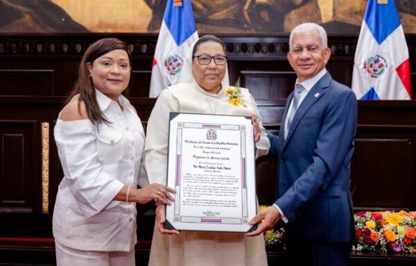 El presidente del Senado, Ricardo de los Santos, distingue a María Trinidad Ayala.