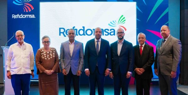 Samuel Pereyra,     junto a  Joel Santos,   Alejandro Valerio y miembros del consejo.