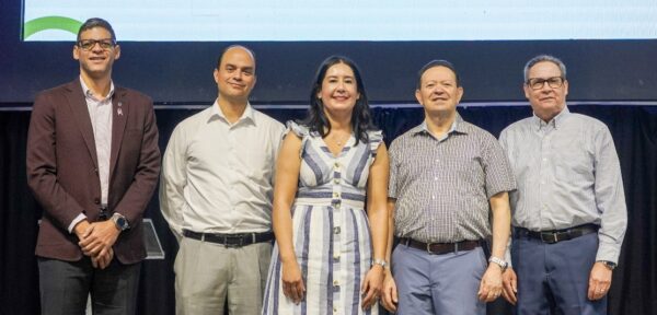 Ransis García, pastor Vingy Bello, Walesca Cano (fundadora), pastor Fernando Ortiz y el pastor José Arturo Estévez.