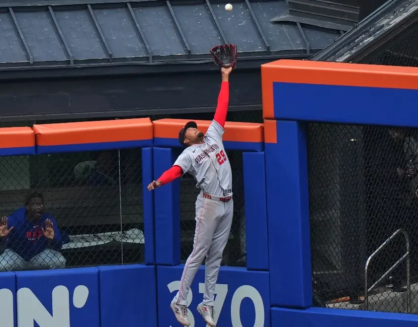 James Wood, de los Nacionales, le roba un jonrón  a Juan Soto.