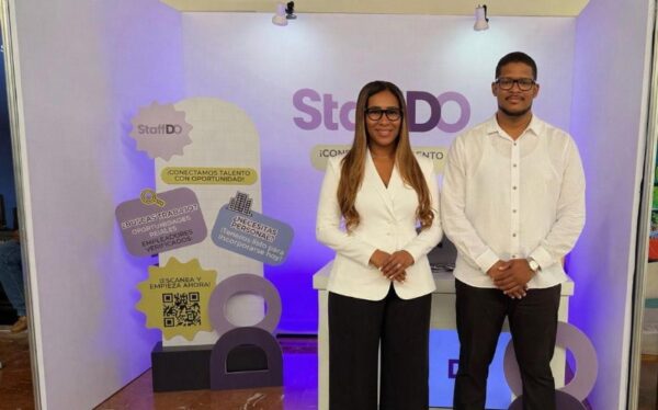 Margaret Núñez y Julio César Núñez Mota, durante la feria celebrada la semana pasada en el Barceló Bávaro Convention Center de Punta Cana.