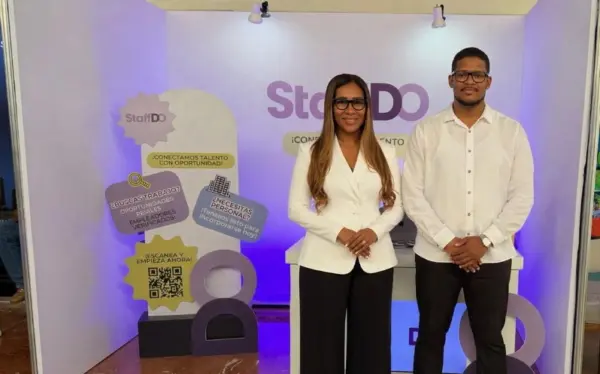 Margaret Núñez y Julio César Núñez Mota, durante la feria celebrada la semana pasada en el Barceló Bávaro Convention Center de Punta Cana.