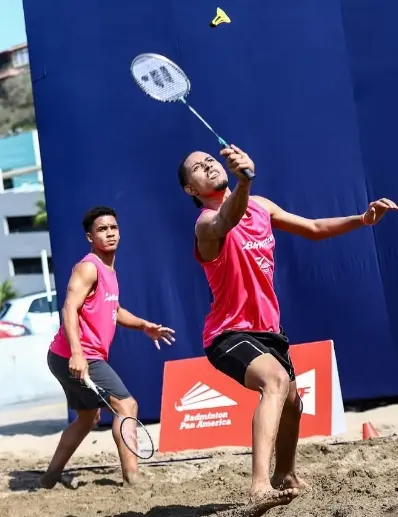 Dos jugadores dominicanos, durante la acción ante Brasil.