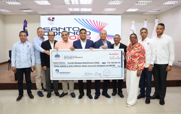 El ministro de Deportes, Kelvin Cruz, hace entrega del cuarto aporte al Comité Olímpico para preparación atletas