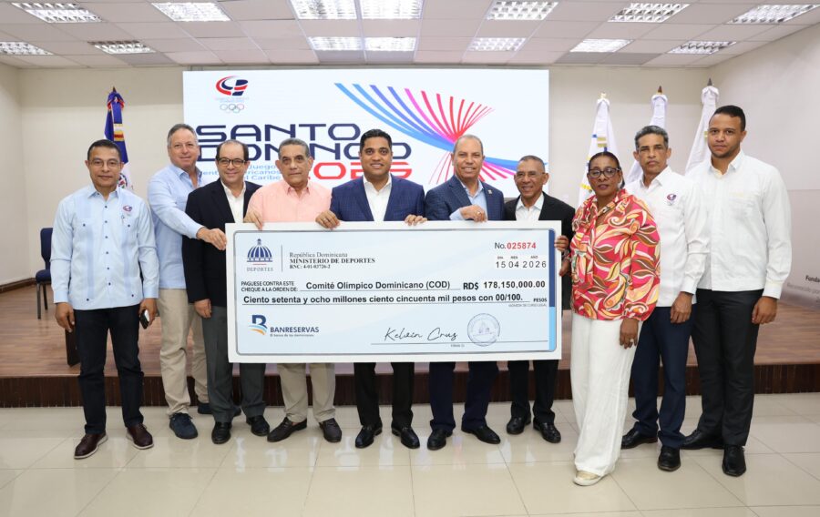 El ministro de Deportes, Kelvin Cruz, hace entrega del cuarto aporte al Comité Olímpico para preparación atletas