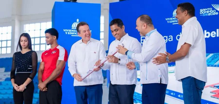 Víctor- Ito- Bisonó, Kelvin Cruz, Edwin Rodríguez  y José Monegro durante la ceremonia de entrega del Pabellón de Gimnasia del Parque del Este.      fuente externa