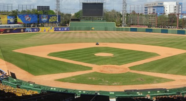 Vista de la condición en que  está el estadio Quisqueya luego de la celebración de los  conciertos de David Guetta y Chayane