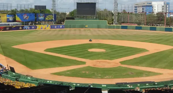Vista de la condición en que  está el estadio Quisqueya luego de la celebración de los  conciertos de David Guetta y Chayane
