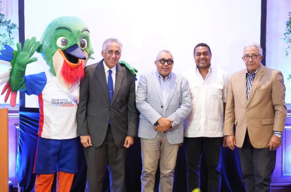 Desde la izquierda,  Luisín Mejía, presidente de Centro Caribe Sports;  Américo Celado, de la ACD;  José P. Monegro, presidente Comité Organizador,  y Dionisio Guzmán, del Pabellón de la Fama. Le acompaña  Colí, la mascota de los Juegos 2026.