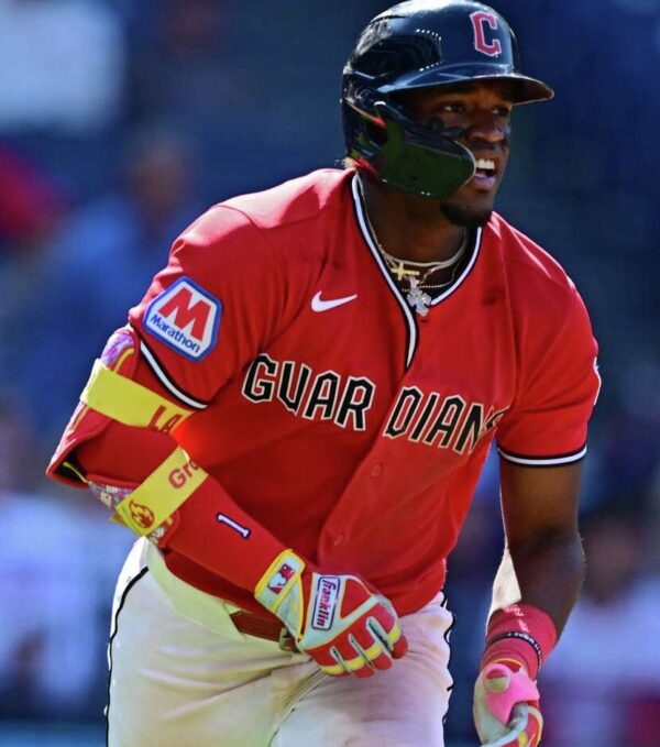 Angel Martínez pegó ayer un jonrón con las bases llenas  .