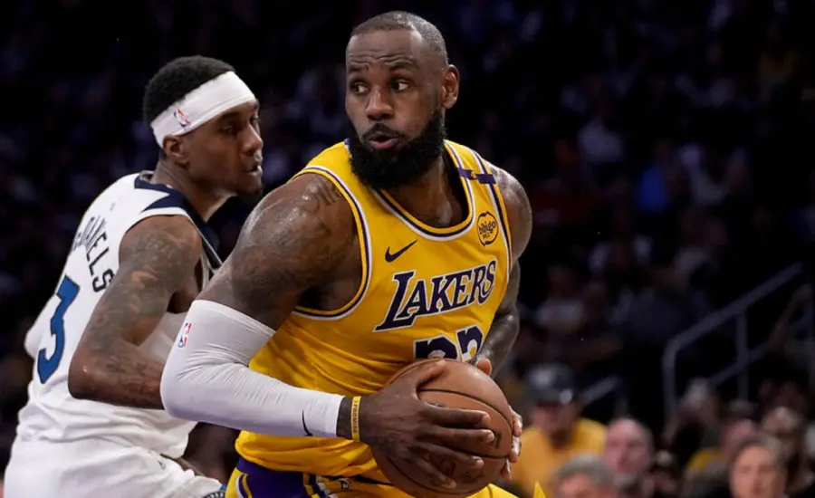 LeBron James sigue implantando historia en la NBA pese a su edad.