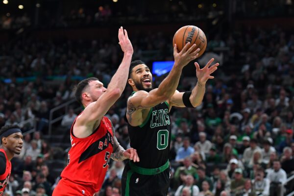 Jayson Tatum intenta completar una ofensiva durante el juego ayer ante Toronto.