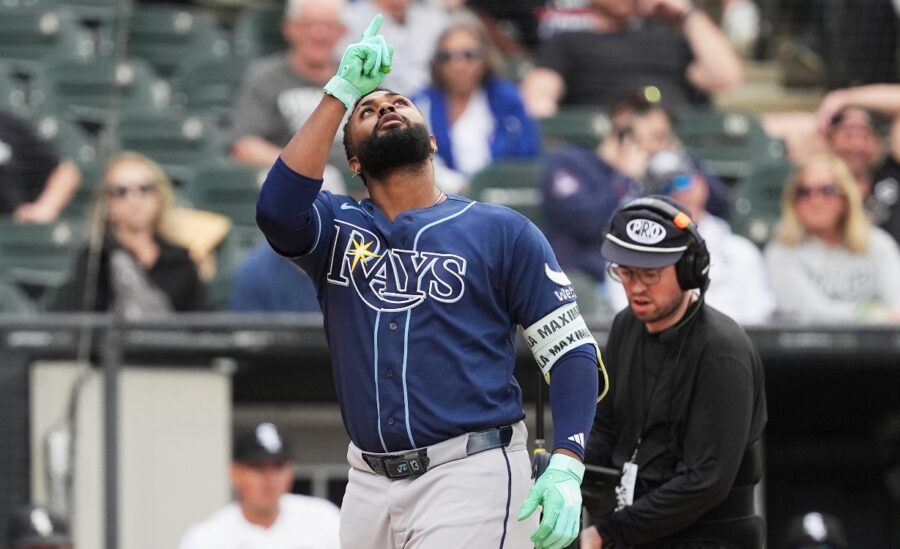 Junior Caminero, agradece a Dios, luego de conectar el cuarto cuadrangular del año.  Ap